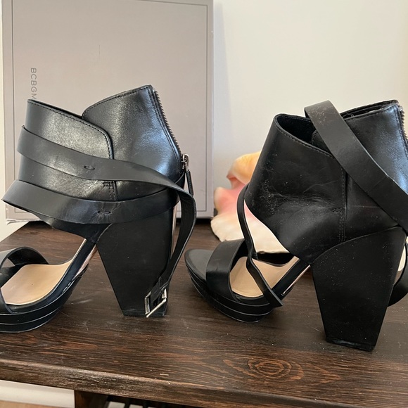 BCBG black leather sandals 6M - Picture 7 of 11